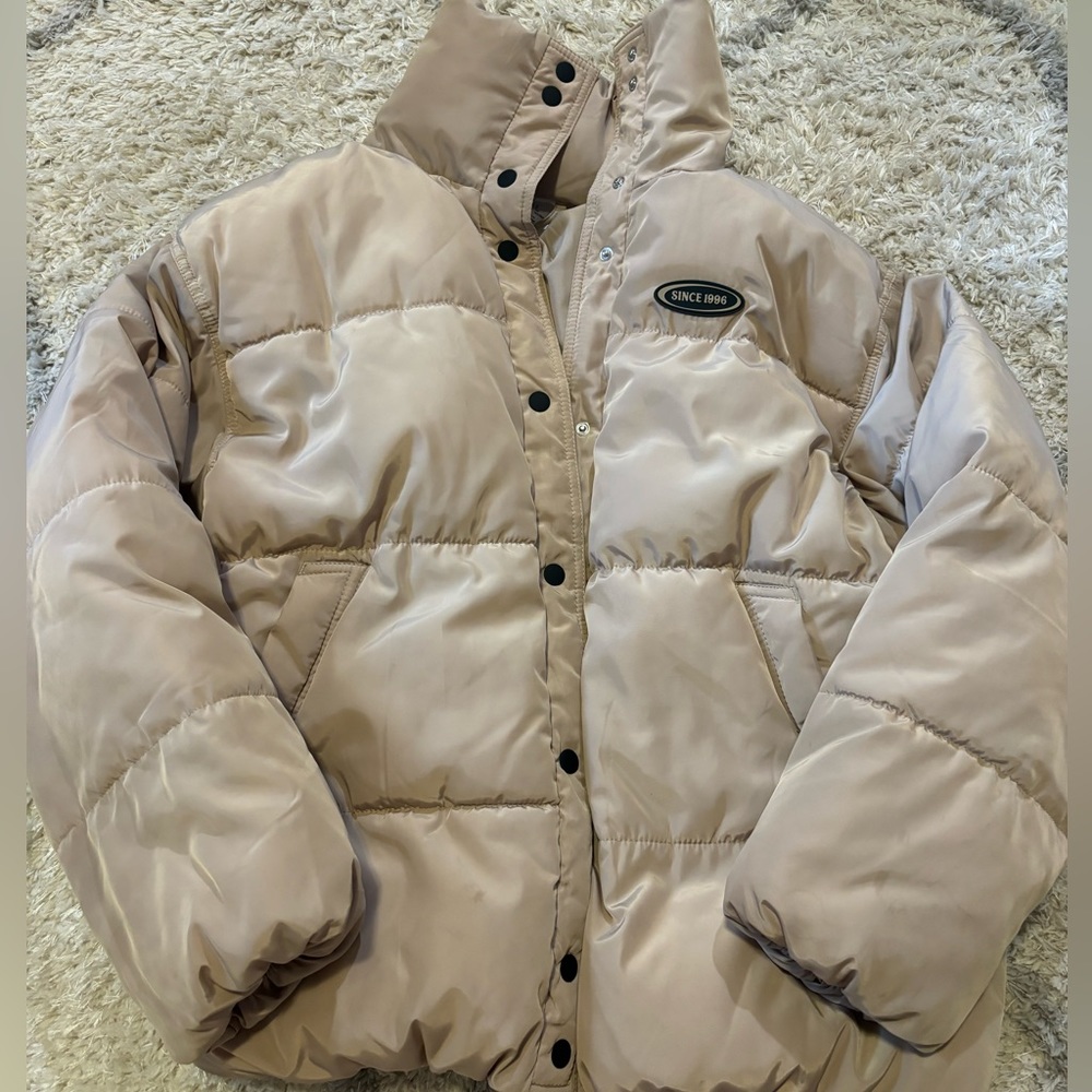 H&M tan puffer jacket in size small.